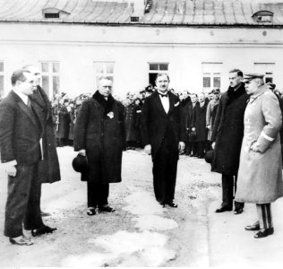 Złożenie hołdu Józefowi Piłsudskiemu z okazji jego imienin przez Batalion Kolejowego Przysposobienia Wojskowego Okręgu Warszawskiego (22-299-2)