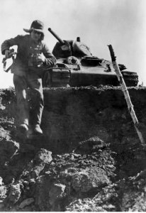 Żołnierz niemiecki wskakuje do okopu na froncie wschodnim (2-989) photo