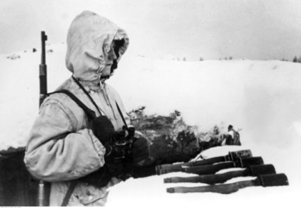 Żołnierz niemiecki w okopie na froncie wschodnim (2-1080)
