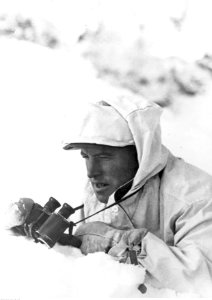 Żołnierz niemiecki w zimowym umundurowaniu z lornetką na froncie wschodnim (2-1000)