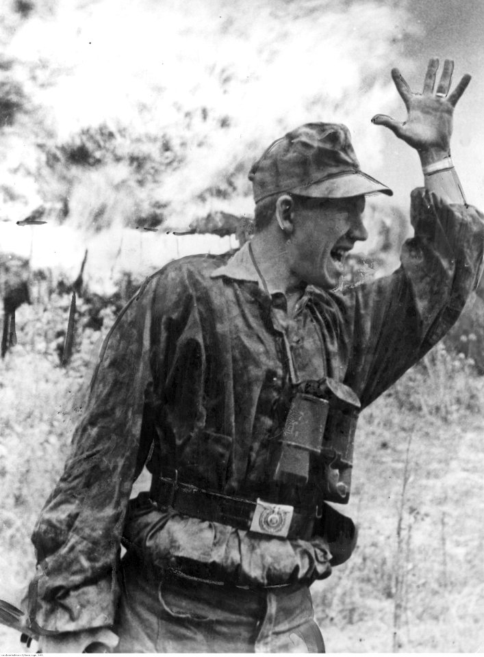 Żołnierz SS na froncie wschodnim daje sygnał do ataku (2-991) photo