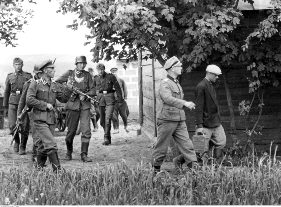 Żołnierze niemieccy podczas przeszukiwania wiejskich zabudowań (2-1923)