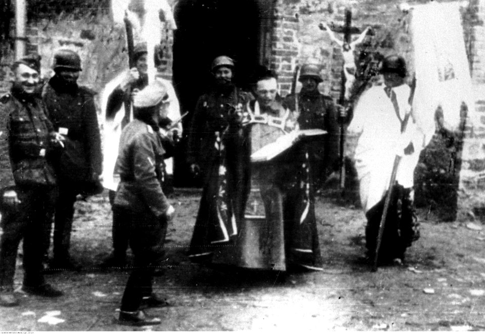 Żołnierze niemieccy szydzą z katolickiego obrzędu (21-228)