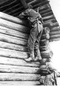 Żołnierze niemieccy podczas szturmowania domu na froncie wschodnim (2-1926)