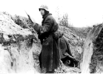 Żołnierz piechoty niemieckiej w okopie na froncie wschodnim (2-1077) photo