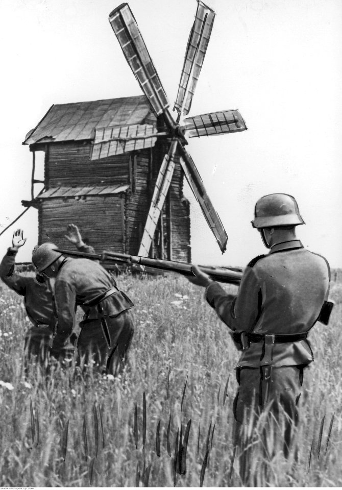 Żołnierze niemieccy podczas przeszukiwania pól (2-1944)