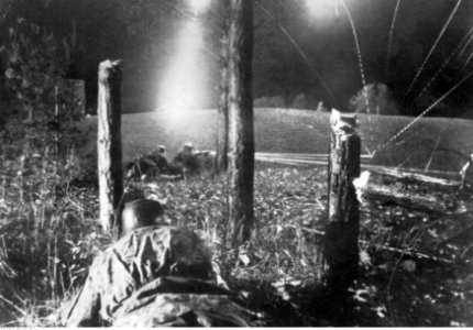 Żołnierze Waffen-SS podczas nocnych walk na froncie wschodnim (2-1086)