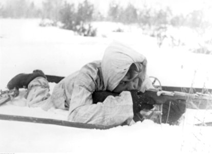 Żołnierz w stroju maskującym na stanowisku bojowym na froncie wschodnim (2-1980) photo