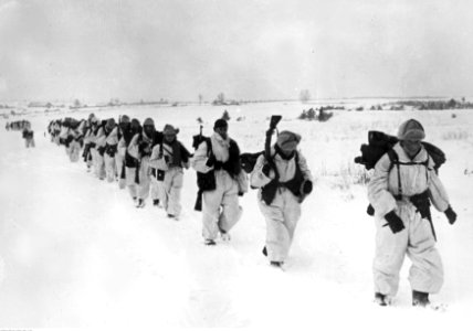 Żołnierze niemieccy w marszu zimą na froncie wschodnim (2-1113) photo