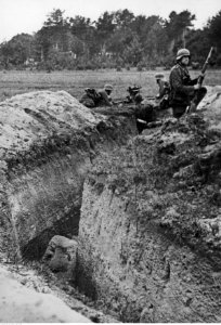 Żołnierze niemieccy w opuszczonych radzieckich okopach na froncie wschodnim (2-1067)