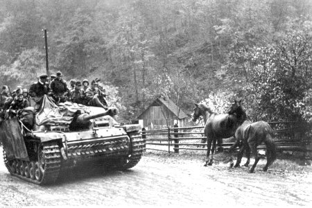 Żołnierze 18. Dywizji Grenadierów Waffen SS na dziale szturmowym StuG 40 Ausf.G (2-1939)