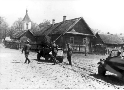 Żołnierze niemieccy we wsi na froncie wschodnim (2-1937)