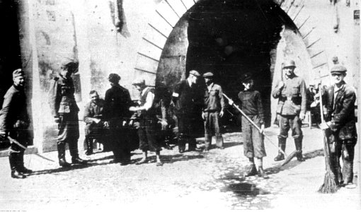 Żydzi podczas pracy na terenie Warszawy (21-202-2) photo