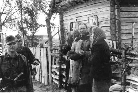 Żołnierze SS w zdobytej wsi radzieckiej (2-1936) photo