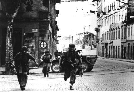 Żołnierze niemieccy na ulicy włoskiego miasta (2-2368) photo