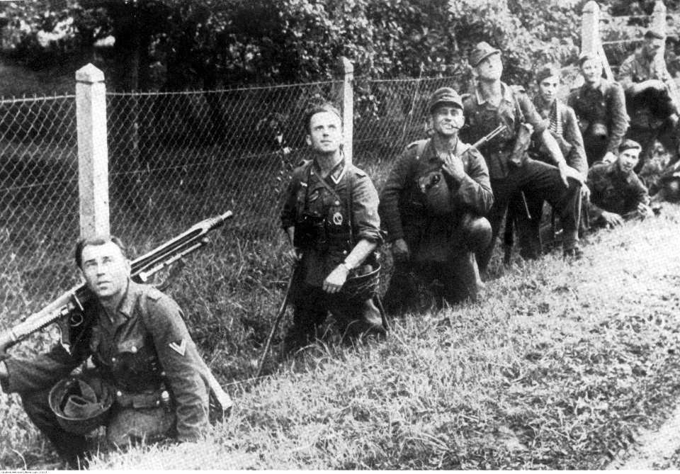 Żołnierze niemieccy obserwują radziecki samolot na froncie wschodnim (2-1116)