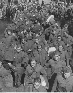 Żołnierze Wojska Polskiego w Wielkiej Brytanii podczas zmiany zakwaterowania (21-130-2)