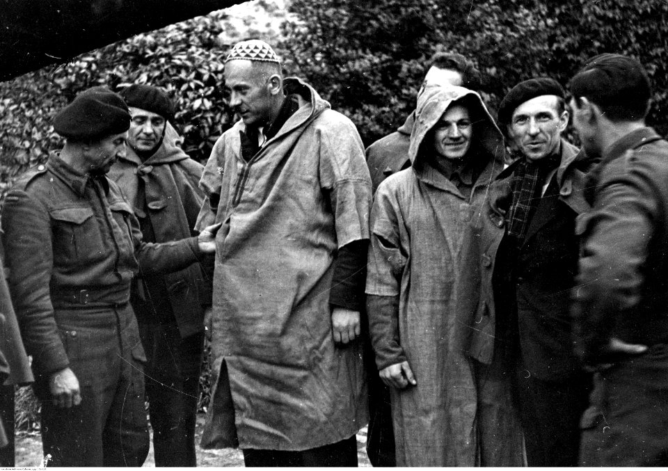 Życie codzienne żołnierzy polskich w Wielkiej Brytanii (21-112)