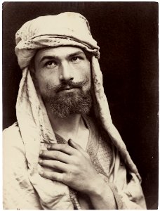 §Gloeden. Wilhem von (1856-1931) - 1890 ca. - Autoritratto come arabo - Taschen p. 6 photo