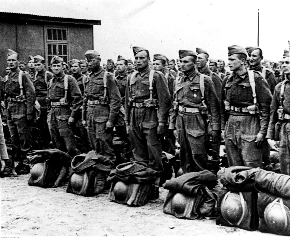Żołnierze Wojska Polskiego w Wielkiej Brytanii podczas zmiany zakwaterowania (21-130-1)