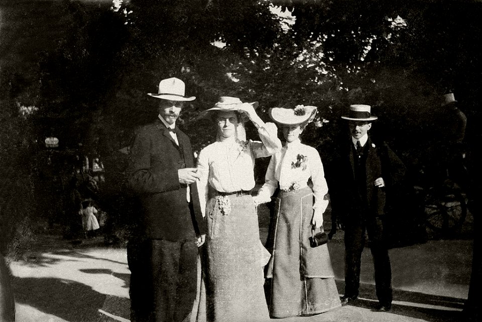 «Идем со свадьбы Анны Павловны Сомовой с гр. Зедделером 1904