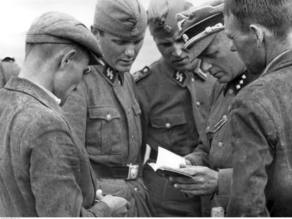 Żołnierze SS podczas kontroli dokumentów cywilów (2-1945)