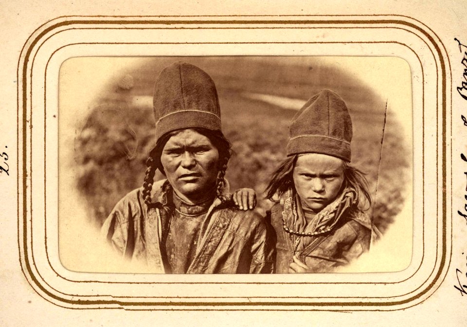 Änkan Karin Savalo f. Pantsi med dottern Inga, Tuorpons sameby. Lotten von Düben 1868 - Nordiska Museet - NMA.0033109 1