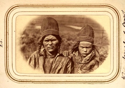 Änkan Karin Savalo f. Pantsi med dottern Inga, Tuorpons sameby. Lotten von Düben 1868 - Nordiska Museet - NMA.0033109 1