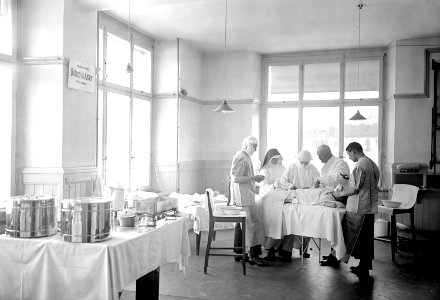 Ärzteteam im Operationssaal der Etappensanitätsanstalt - CH-BAR - 3238444