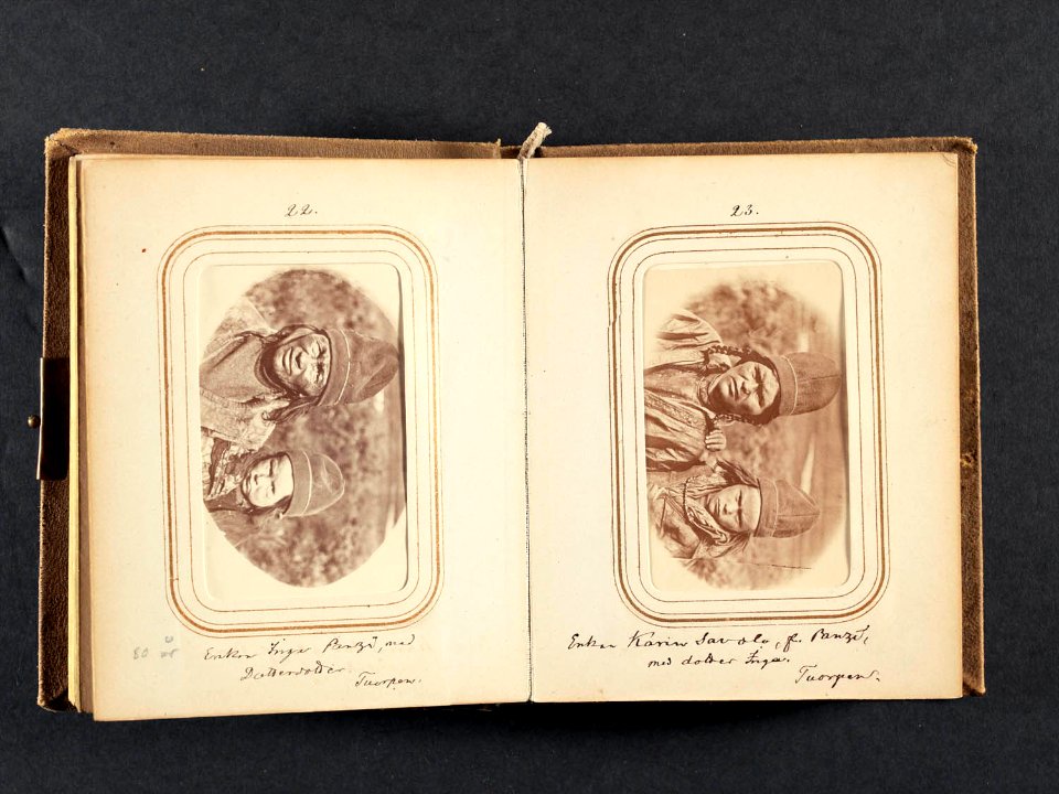 Änkan Karin Savalo f. Pantsi med dottern Inga, Tuorpons sameby. Lotten von Düben 1868 - Nordiska Museet - NMA.0033109 2