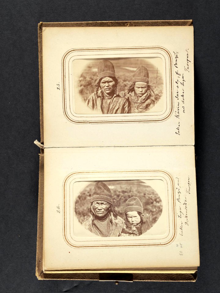 Änkan Inga Pantsi med dotterdotter, Tuorpons sameby - Nordiska Museet - NMA.0033108 2