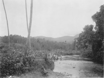 Å och badplats vid Motongkad. Kabupaten Bolaang Mongondow, Sulawesi. Indonesien - SMVK - 010697