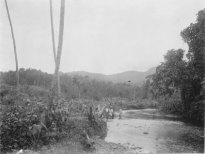 Å och badplats vid Motongkad. Kabupaten Bolaang Mongondow, Sulawesi. Indonesien - SMVK - 010697 photo