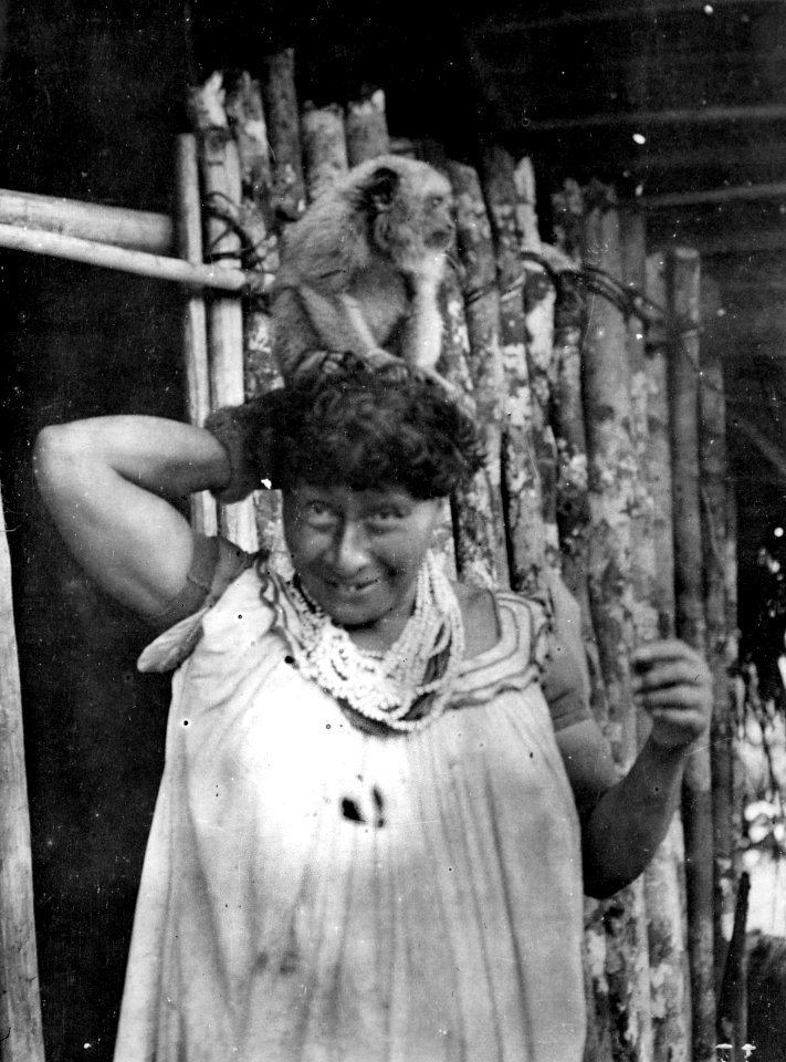 Änkan Gertrude med vrålapa på huvudet. Orikoripe, nära Rio Guaporé, Brasilien., Sydamerika - SMVK - 005706