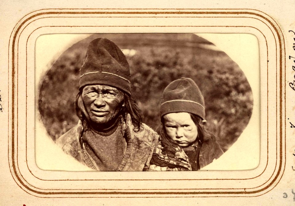 Änkan Inga Pantsi med dotterdotter, Tuorpons sameby - Nordiska Museet - NMA.0033108 1