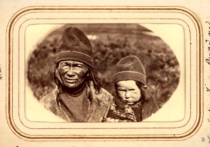 Änkan Inga Pantsi med dotterdotter, Tuorpons sameby - Nordiska Museet - NMA.0033108 1