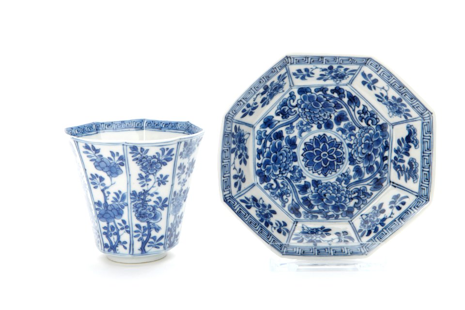 Åttkantig kopp och fat av porslin med blå underglasyrmålning. I mitten av fatet en lotusblomma - Skoklosters slott - 93299 photo