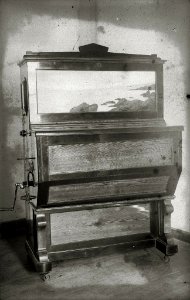 Órgano antiguo. Se puede leer una inscripción 'Orquestal J. Carredano. Irun' (1 de 1) - Fondo Car-Kutxa Fototeka