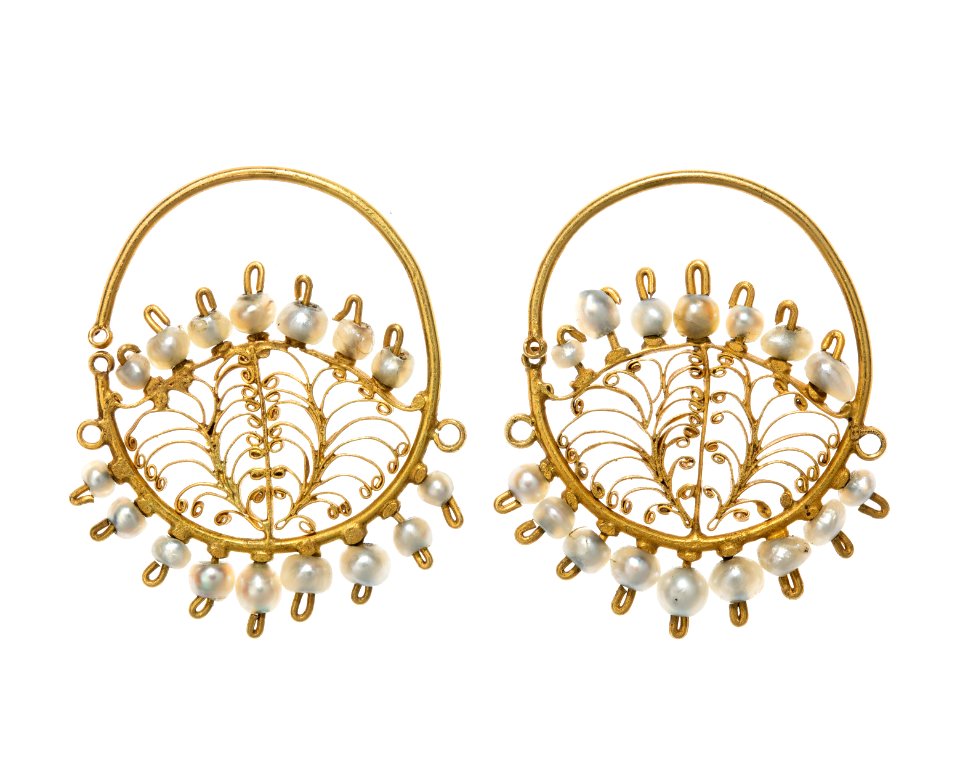 Örhängen av guld i filigran med orientaliska pärlor, 1800-tal - Hallwylska museet - 110402