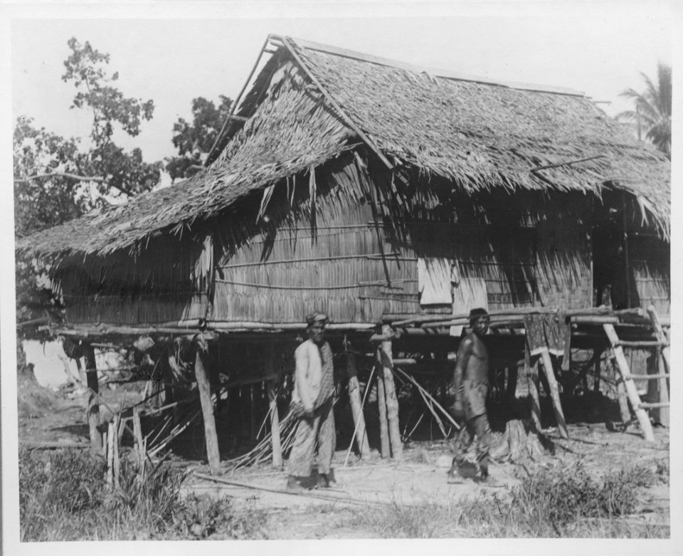 Ön Motoeo utanför Soemalata, norra Celebes. Hydda med två män framför. Sulawesi. Indonesien - SMVK - 000177
