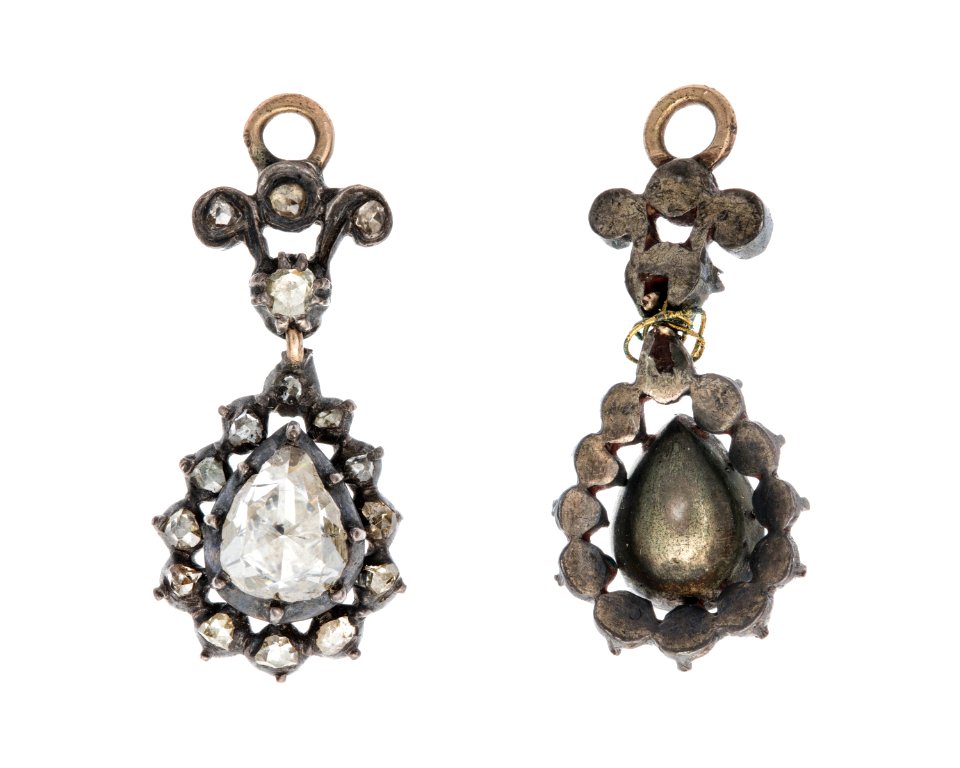Örhängen av förgyllt silver med rosenstenar, 1700-tal - Hallwylska museet - 110392