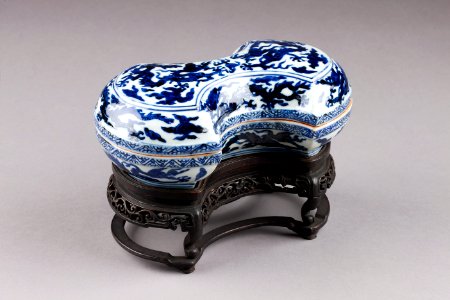 Östasiatisk keramik. Ask med lock och fotställ - Hallwylska museet - 95630 photo