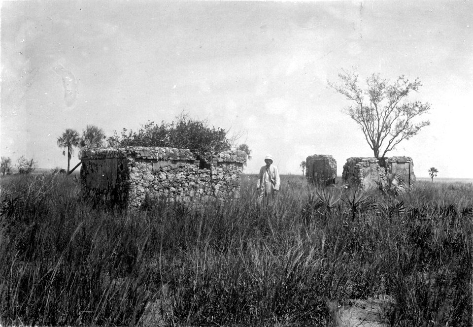 Ön Mahakamby, n.v. Madagaskar. Ruiner av sakalav-gravar högst uppe på ön Mahakamby. Mahakamby - SMVK - 001665