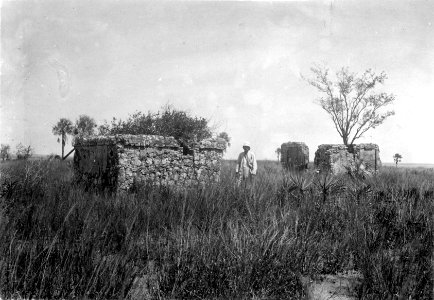 Ön Mahakamby, n.v. Madagaskar. Ruiner av sakalav-gravar högst uppe på ön Mahakamby. Mahakamby - SMVK - 001665