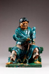 Östasiatisk keramik. Figur på fotplatta, Mingdynastin - Hallwylska museet - 96081