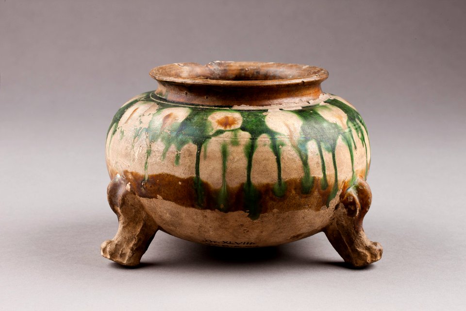 Östasiatisk keramik. Kruka på fötter, Tangdynastin - Hallwylska museet - 96087