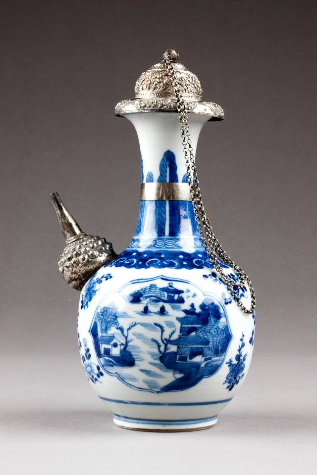 Östasiatisk keramik. Kanna med silverbeslag, orientalisk stil - Hallwylska museet - 95793