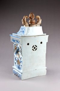 Östasiatisk keramik. Vattenbehållare med kran, baksida - Hallwylska museet - 95798
