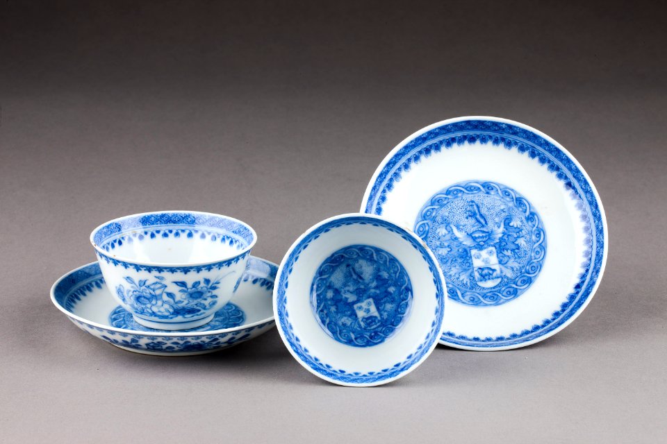 Östasiatisk keramik. Koppar med fat, 2 st - Hallwylska museet - 95787