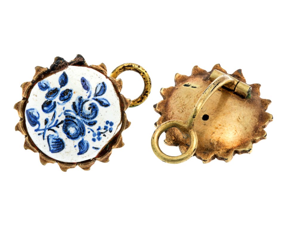 Örhängen av förgyllt brons med emalj, 1700-tal - Hallwylska museet - 110263